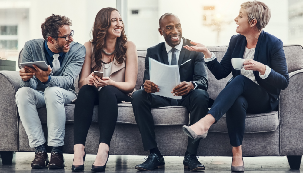 groupe dentrepreneurs qui discutent.png